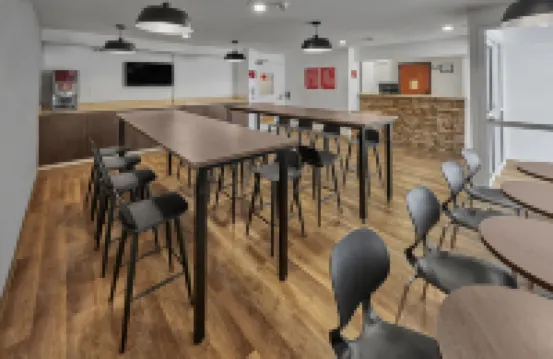 蒙特雷機場長住套房酒店