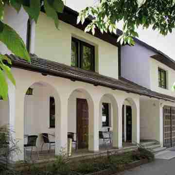 4.Friends Hostel Hotel Exterior