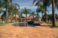 Pines Country Club Motor Inn - piscine