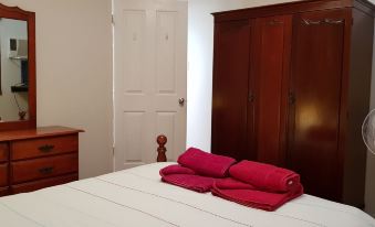 Spacious 2-Storey Home by the Bay: Sleeps 12