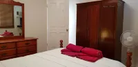 Spacious 2-Storey Home by the Bay: Sleeps 12 Hotels in Manly