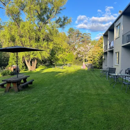 Riverbank Park Motel