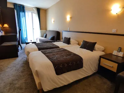 Logis Hôtel Emeraude فنادق في Confolens