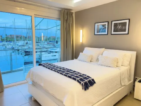 マリーナ ホテル アット シェルター ベイ のホテル