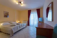 Hotel Aurora فنادق في ميدولين