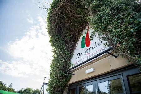 The Briar Court Hotel Отели рядом с достопримечательностью «Университет Хаддерсфилд Квинсгейт Кампус»