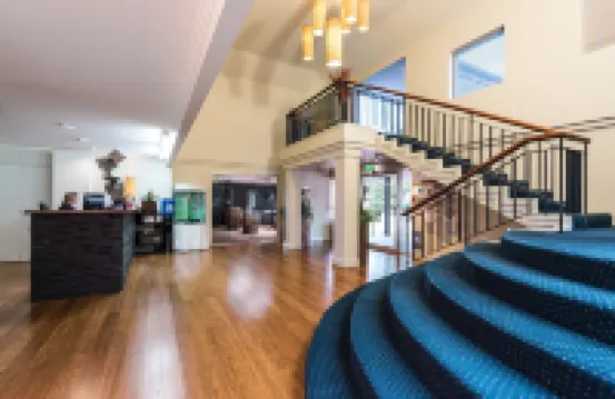 貝爾維尤市湖泊酒店