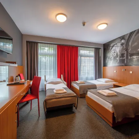 Hotel Alexander Отели рядом с достопримечательностью «Галерея Артемис»