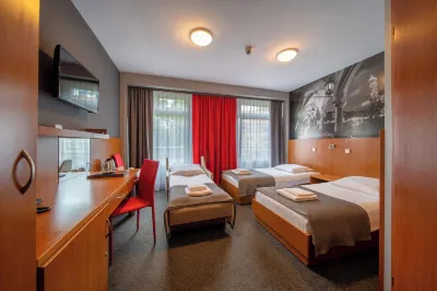 Hotel Alexander Hotels near Old Theatre