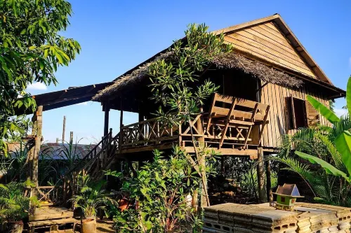 Family Batcave Homestay Hotels in Banan