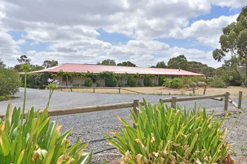Inglewood Motel and Caravan Park Victoria Hotel a Bridgewater on Loddon