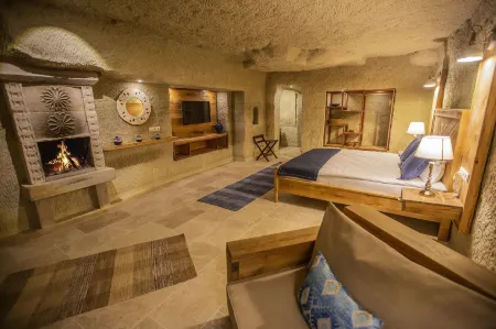 Azure Cave Suites - Cappadocia Отели рядом с достопримечательностью «Devrent Vadisi»