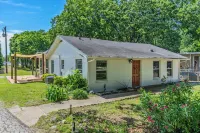 Charming 3-bedroom, gorgeous Lake Front, Fishing Dock, Fire Pit, Kayak & more Hotels in Rains County