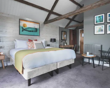 Chainlocker Hotels in Falmouth