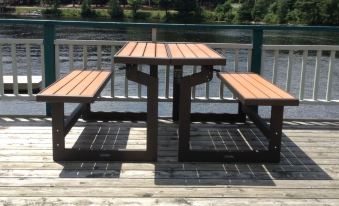 Algonquin Lakeside Inn