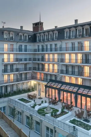 Médicis Home Puteaux Отели в г. Сюрен