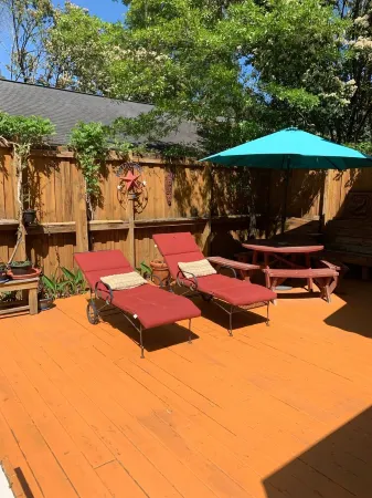 3 Bedroom Cottage w/Hot Tub- 4 miles to Beach, 4 miles to Downtown and 1 to UNCW Отели рядом с достопримечательностью «Университет Северная Каролина в Уилмингтон»