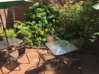 Crow's Nest Newport Hotel a 