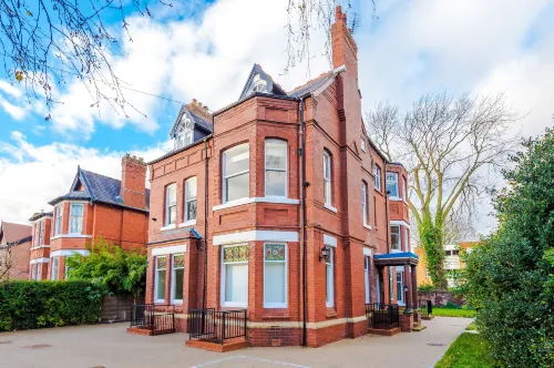 Hilltop Serviced Apartments - Stockport