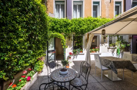 Hotel Apostoli Garden Отели рядом с достопримечательностью «Церковь Святых Апостолов»