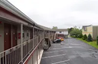 Hyannis Host Inn - parking