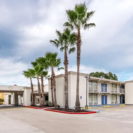 Motel 6 Cleveland, TX