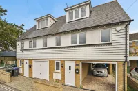 Perfect Location, Dog Friendly Beautiful Home Hotels in 