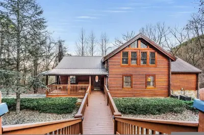 High-end Luxury Cabin Sauna Hot Tub Gameroom