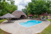 Etusis Lodge - Pools