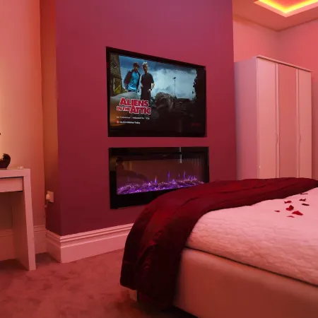 2 Bed Flat - Sleeps 4 - Jacuzzi Bath - Parking