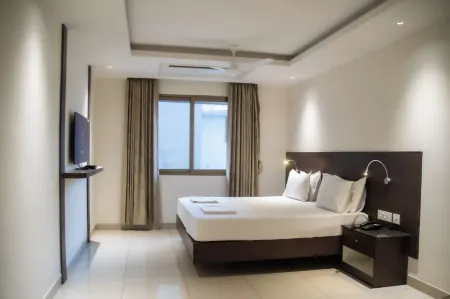 S V Grand Отели рядом с достопримечательностью «Блэк Тандер»