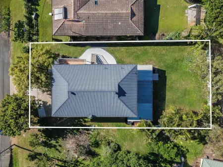 Coastal Home, 500m Walk to Hospital with Ocean Views