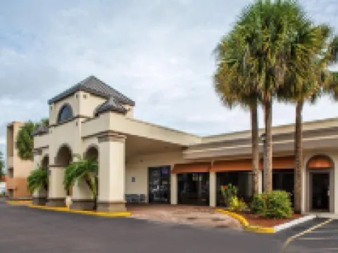 Days Inn & Suites by Wyndham Orlando Airport Hotels in Orange County