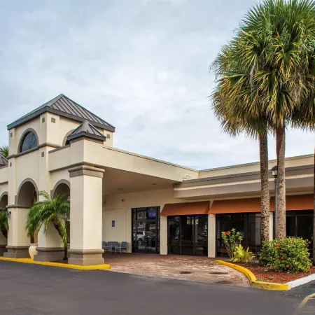 Days Inn & Suites by Wyndham Orlando Airport