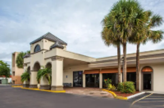 Days Inn & Suites by Wyndham Orlando Airport Hotels in 