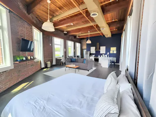 Stunning City Loft with WiFi in Historic Building Hoteles en Providence