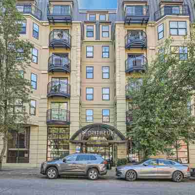 Prime location in downtown Seattle– Walk to Space Needle &Explore Seattle's Best Hotel Exterior