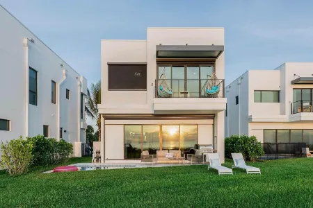 Harbor Island Beach Club by Villatel