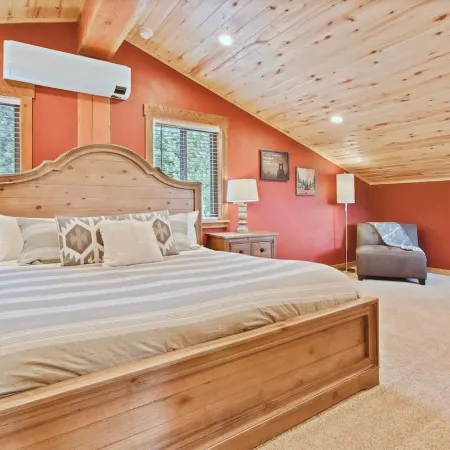 Serene and cozy updated log cabin in the woods