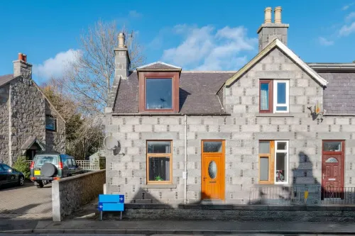 2 Bedroom Flat - Free Parking