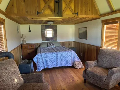 Cozy cabin with 1 bedroom and WiFi, AC in pleasant Oakley Hotels near Milner Historic Recreation Area
