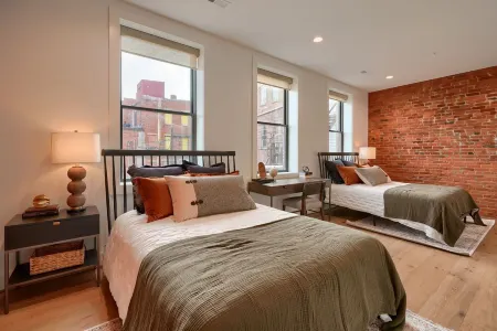 The Addison- Luxury Townhome w/ Rooftop Patio Отели рядом с достопримечательностью «Адена Стейт Мемориал»