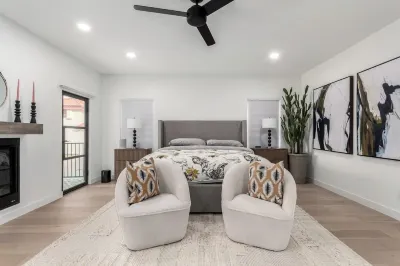 Spacious 4-bedroom House in Uptown/Central Corridor with WiFi, Pool, Ping-pong. Hotels in North Mountain