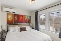 6 Min to Ark! Accommodates 17!