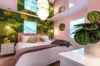 New Luxury Romantic Couples Eclectic Retreat, Fully Loaded, St. Augustine 2b2b Mark Lance Armory 주변 호텔