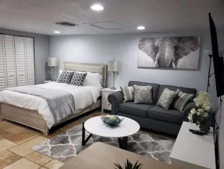 BEAUTIFUL STUDIO IN HEART OF BRANDON Отели в г. Брандон