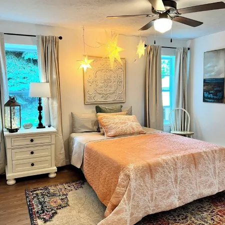 Serene bungalow: Modern Comfort near the Hospital, Power Plants and Campus Hotels in Oswego
