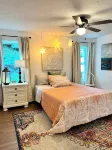 Serene bungalow: Modern Comfort near the Hospital, Power Plants and Campus - 3-Star