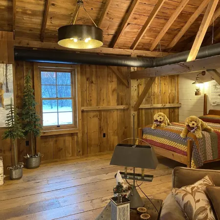 Annabel Lee Barn ~ A Getaway of Warmth & Charm!
