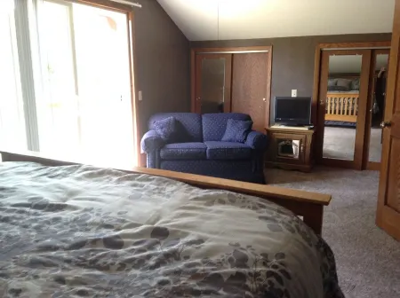 3 Bedroom, 2 Bath House, Large Yard, 4 Miles From New Glarus, 10 Miles To Monroe